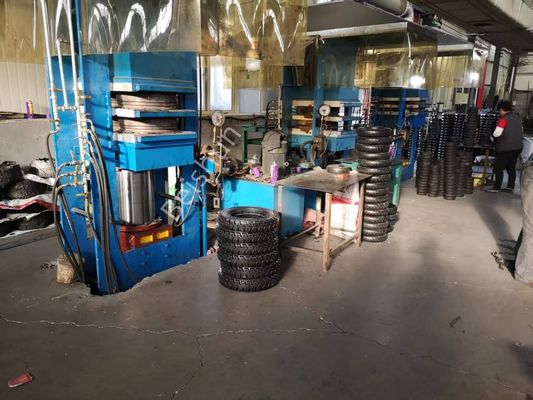 Beli Mesin Press Pengawetan Ban Kendaraan Pertanian Karet Padat yang Dipanaskan dengan Uap dengan Tekanan 200 Ton dan Waktu Vulkanisasi 0-999s online manufacture