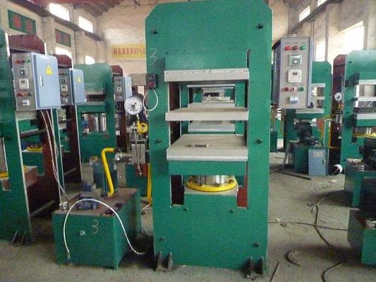 Harga yang pantas PLC Control 15T Pressure Rubber Vulcanizing Press Machine dengan tegangan yang disesuaikan untuk vulcanizing plat karet on line