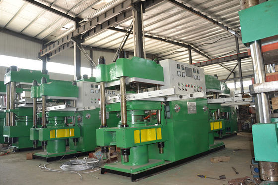 Kualitas Full Automatic PLC Control 100T Rubber Vulcanizing Press Machine untuk produk karet pabrik