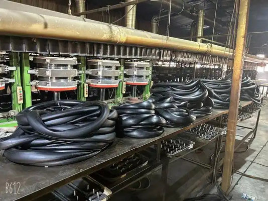 Butyl Karet Dan Karet Alam Inner Tube Curing Mesin Untuk Motorcycle Inner Tube Produksi Line
