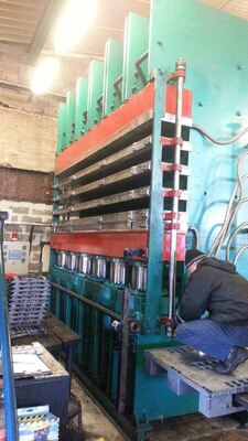 Harga yang pantas Mesin Vulkanisasi Tapak Ban Terkendali PLC dengan Gaya Tarik 10.0MN dan Sistem Hidrolik yang Ditingkatkan untuk Ban Vulkanisir Ulang on line